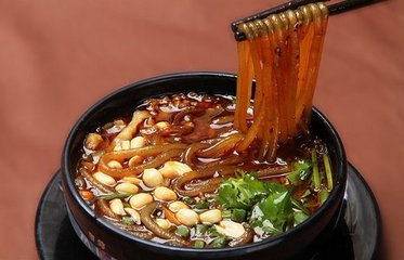 成都小吃肥肠粉搭配“锅盔”，一个锅盔3两肉！