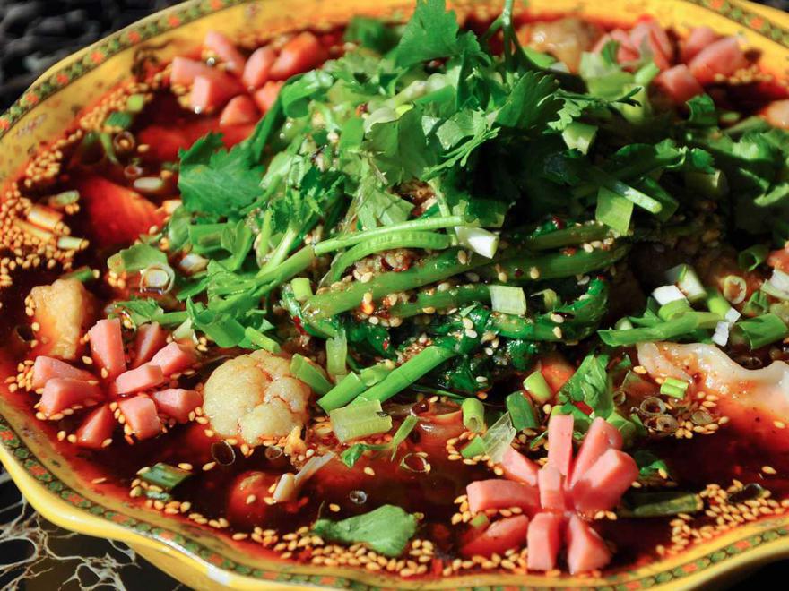 冒菜也叫火锅菜，是一种烫煮的形式